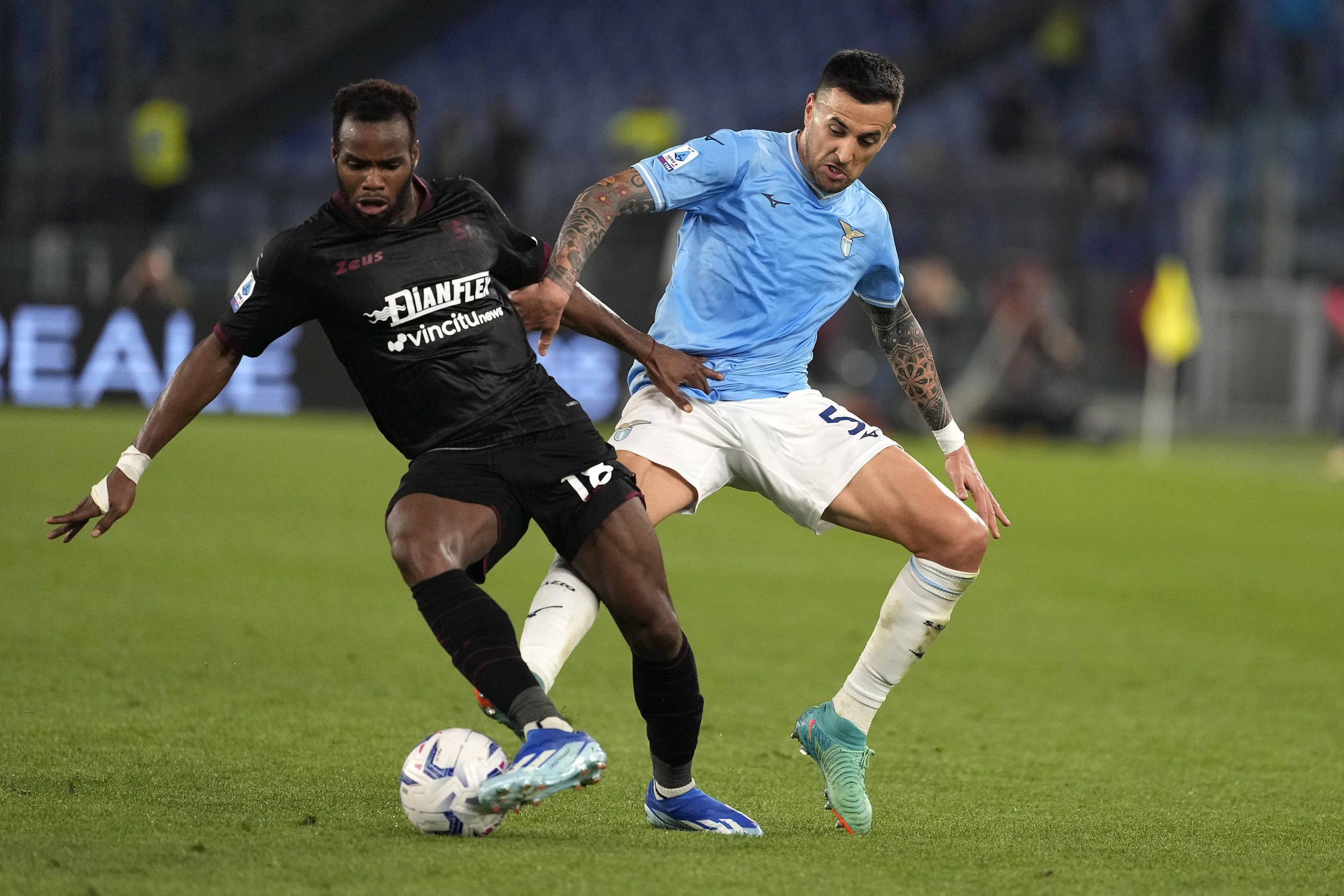 米兰体育官方网站-上海海港迎意大利杯关键赛，集结日再遭质疑，质疑声仍在，身体对抗强度拉满的简单介绍